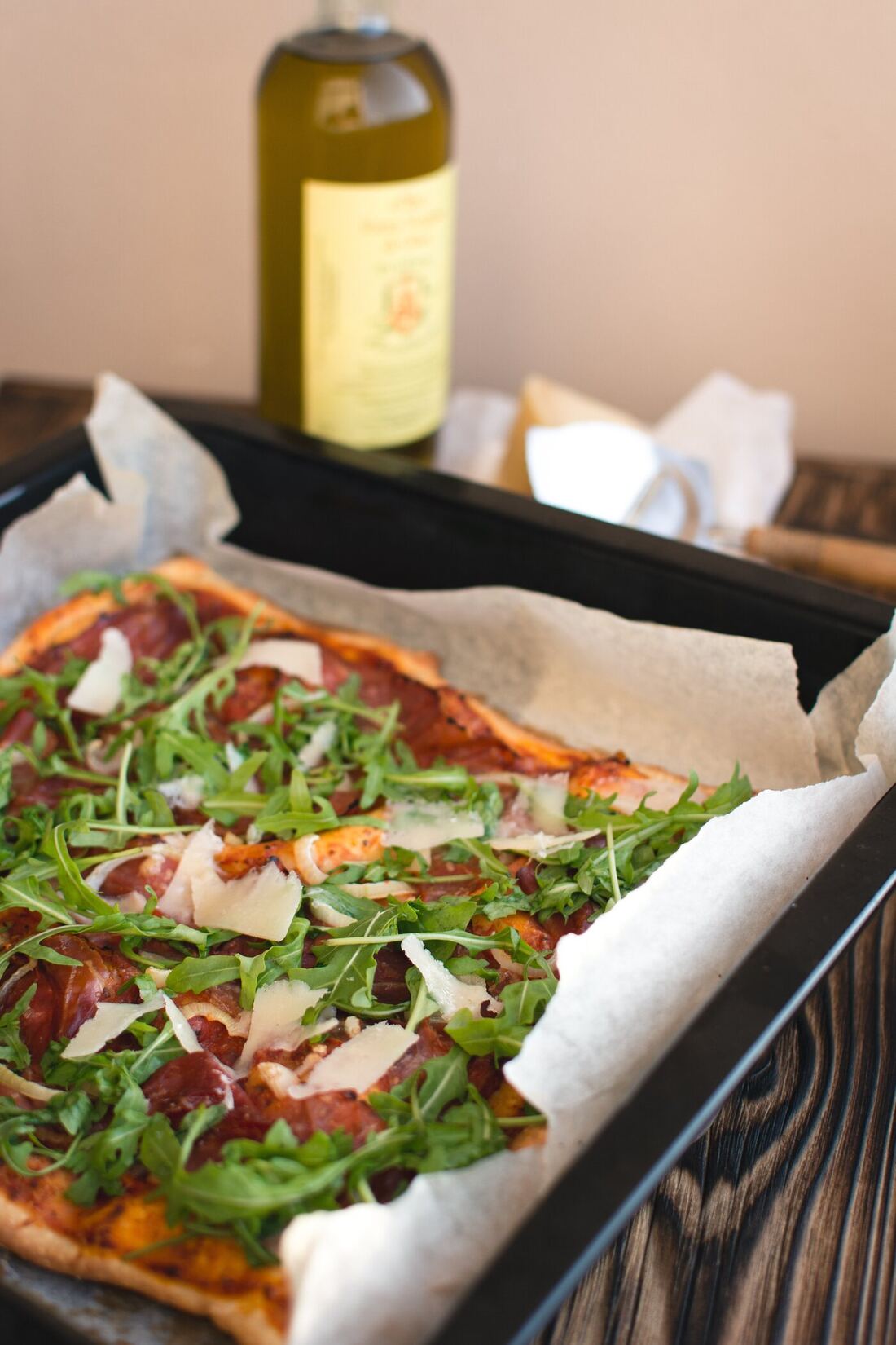 Pizza mit Rucola und Rohschinken