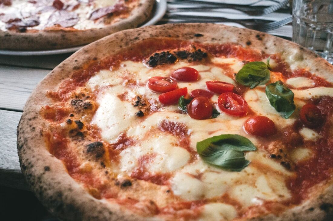 Pizza wird auf einem Brett serviert